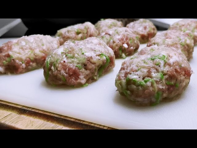 Просто натрите кабачки с картошкой и смешайте с фаршем. Невероятно вкусные и сочные котлеты!