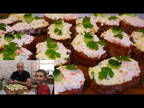 Чесночные гренки с салатом. Вкусно и быстро съедаются! Бутерброды на праздничный стол