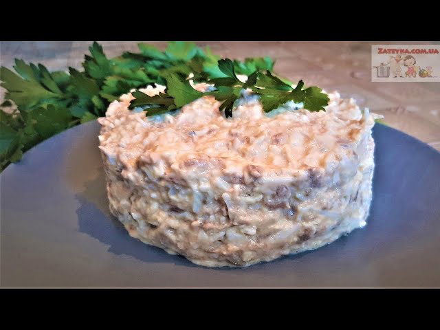 Салат с консервированным лососем, сыром и яйцами