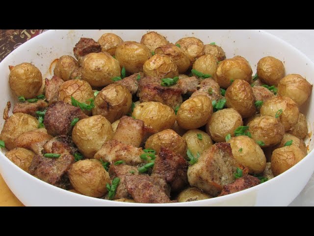 Молодой картофель и мясо в духовке! Вкуснее не придумаешь и готовиться очень просто